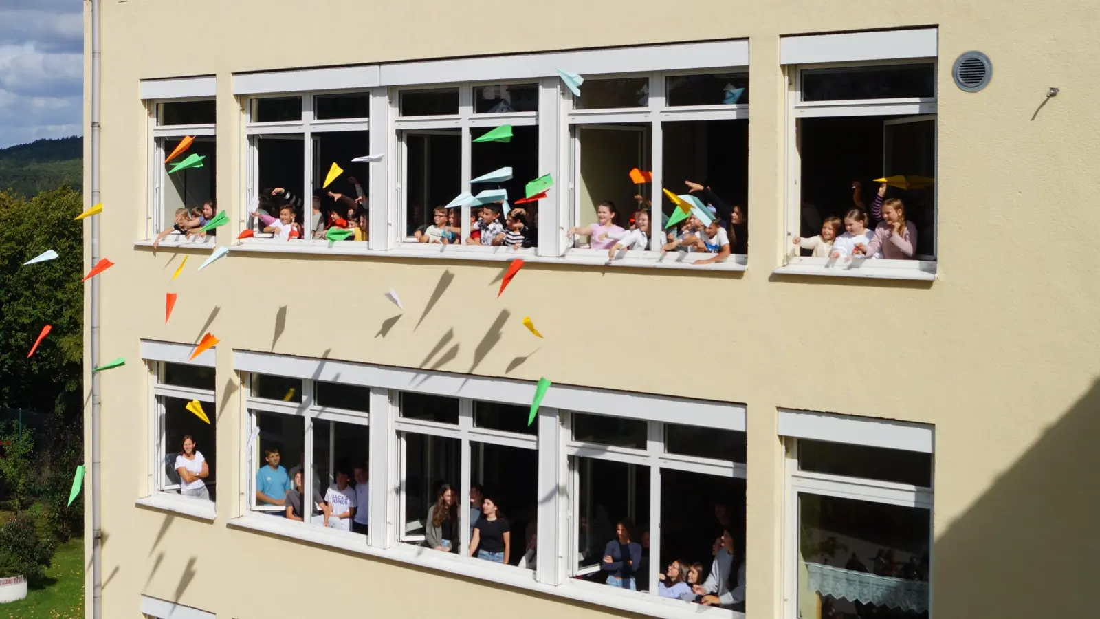 Die Neuankömmlinge durften ihre Wünsche in Form von Papierfliegern in den Himmel schicken. (Bild: Bernd Bischoff)