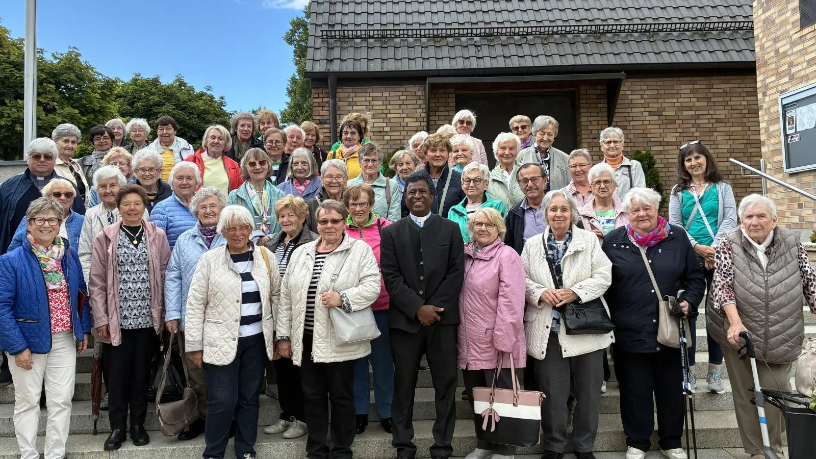 Gruppenbild der Senioren der Pfarreiengemeinschaft St. Elisabeth/Maria Waldrast<br>vorne in der Mitte: Pfarrer Celestine Thazhuppil (Bild: Margit Konze)