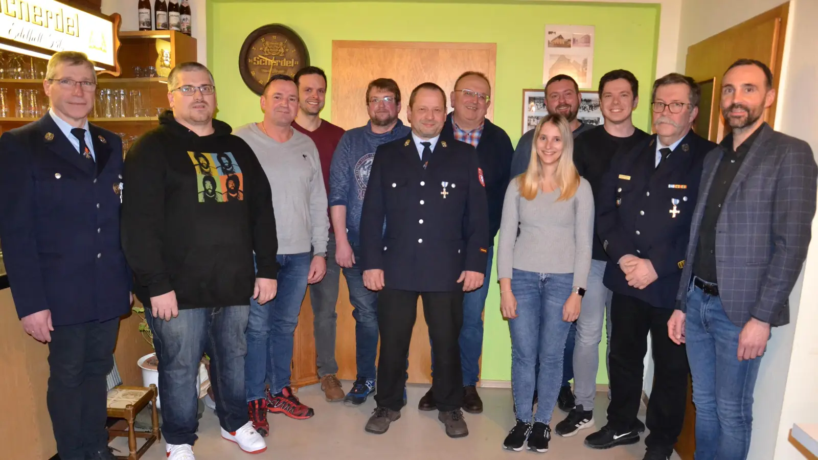 <br>Die neue Vorstandschaft der Freiwilligen Feuerwehr Ödpielmannsberg mit 1. Vorsitzenden Hermann Ach (links) und 2. Vorsitzenden Jakob Sauer (Dritter von links). Wieder gewählt zum 1. Kommandant wurden Karl Eckl (Sechster von links) und als sein Stellvertreter Michael Eckl (Vierter von rechts).<br> (Bild: Peter Garreiss)