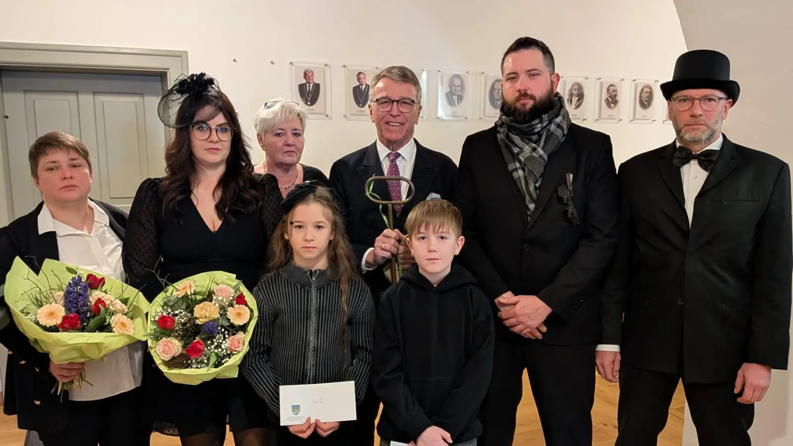 Bürgermeister Franz Stahl (4.v.r.) freute sich über die Rückgabe des Rathausschlüssels und des Stadtsäckels. Traurig über das Ende ihrer Regentschaft waren dagegen Nadine Zeis, Nathalie I., Iris Holländer, Eva I., Theo I., Tim I. und Tursiana-Hofmarschall Stefan Wonke (v.l.). (Bild: Mirko Streich)