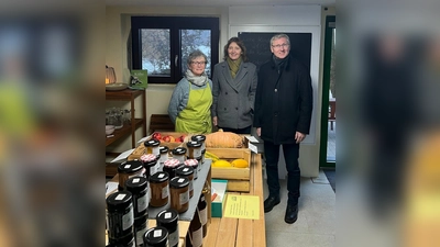 von links: Biobäuerin Roswitha Rester mit der Landratskandidatin der ÖDP, Marianne Badura, und dem Amberger OB-Kandidaten, Bürgermeister Franz Badura (Bild: Christoph Zollbrecht)