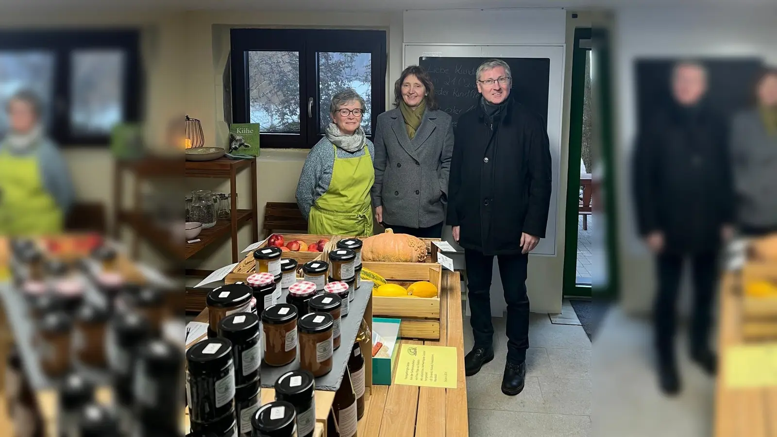 von links: Biobäuerin Roswitha Rester mit der Landratskandidatin der ÖDP, Marianne Badura, und dem Amberger OB-Kandidaten, Bürgermeister Franz Badura (Bild: Christoph Zollbrecht)