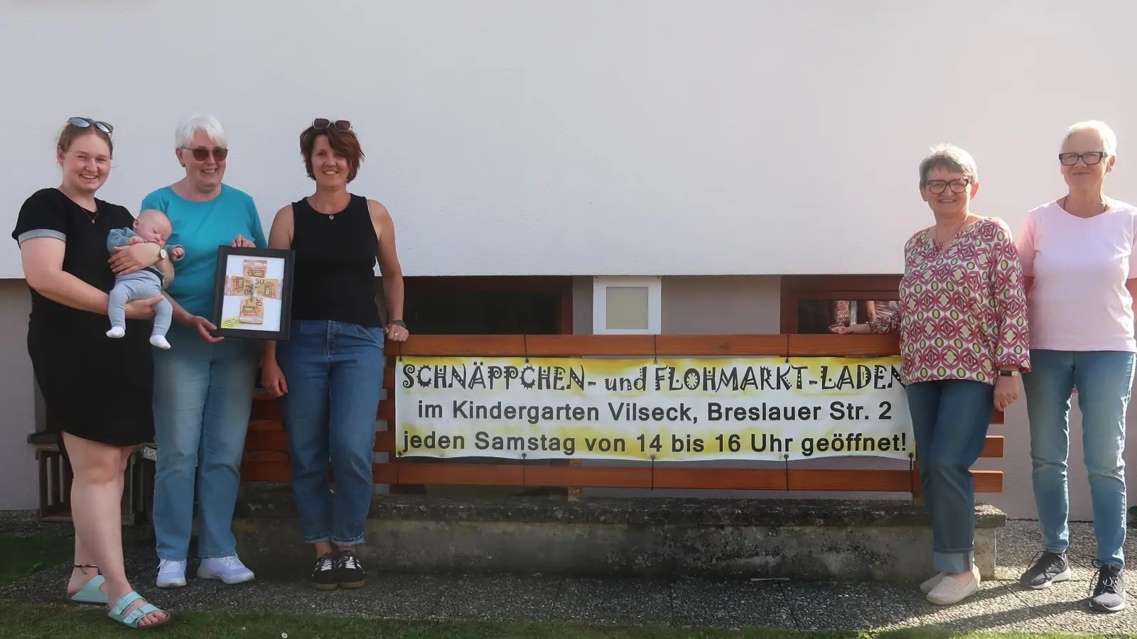 Für die Vilsecker Gößweinstein-Wallfahrer gab es eine 500-Euro-Spende des Schnäppchen- und Flohmarktladens. (Von links): Wallfahrtsführerin Mona Tuchbreiter mit Söhnchen, Ladenchefin Veronika Pröls, Wallfahrts-Mitorganisatorin Claudia Ziegler, Ladenmitarbeiterinnen Petra Bücherl und Elfriede Kredler. (Bild: Rosi Hasenstab)