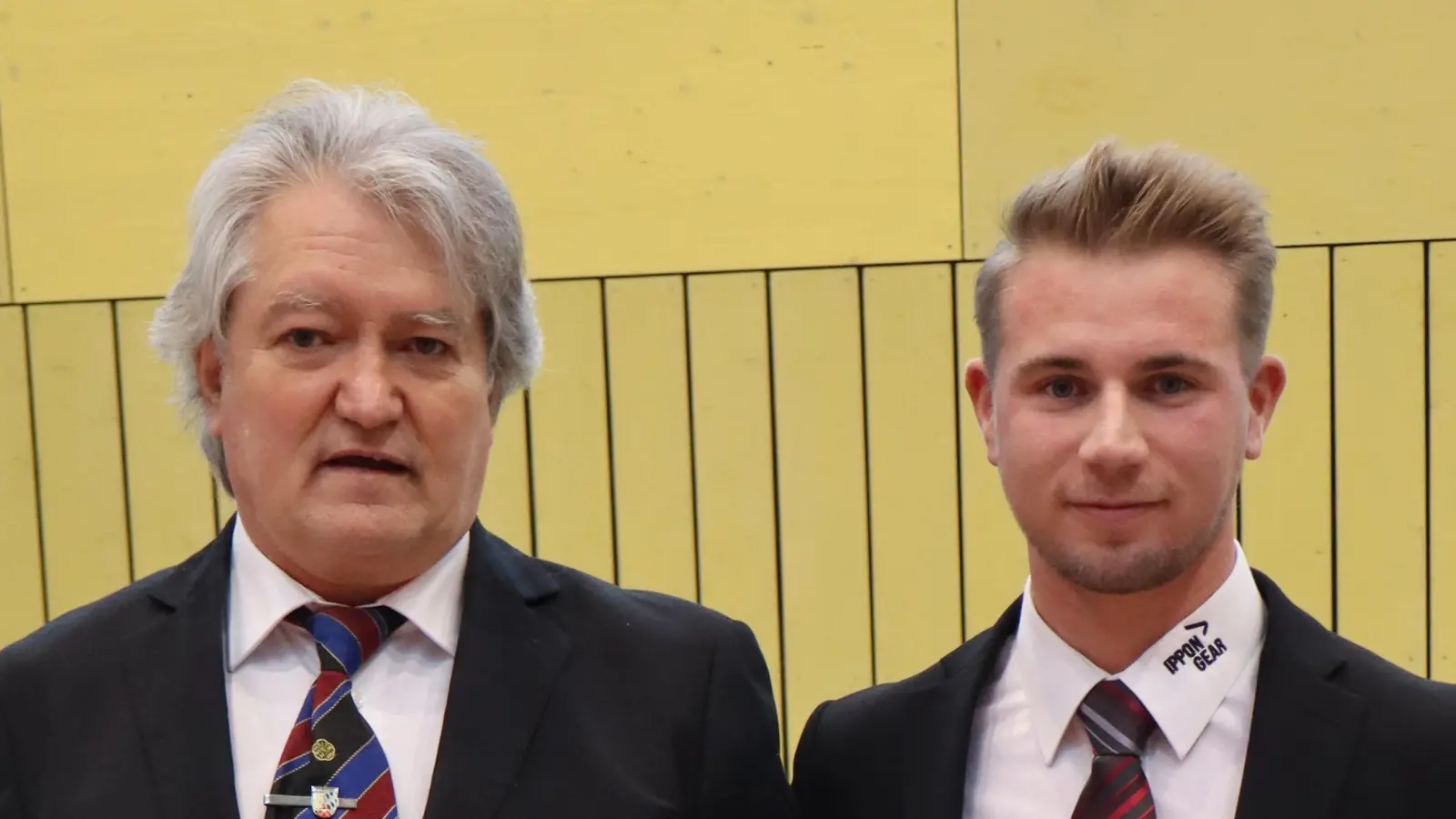 Manfred Schmid verleiht Kevin Bauer die neue Kampfrichterlizenz (Bild: Reinhold Schubert)