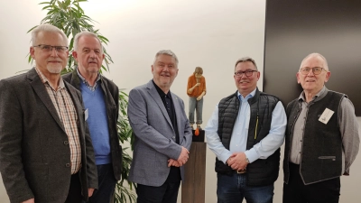 Von links nach rechts: Manfred Kopp (Museum Plößberg), Udo Dönch, Karl Schmid (Zwiesel), Rainer Schmitt (Geschäftsführender Gesellschafter der Glashütte Lamberts Waldsassen und Inhaber der DERIX Glasstudios in Taunusstein), Benno Krottenthaler (Museum Plößberg). (Bild: Stefanie Schreiner)