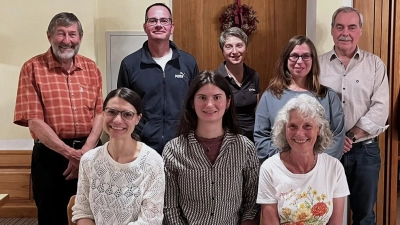 Hinten von links: Wolfram Strehl, Andreas Schneider, Helga Bäuml, Katrin Witt, Anton Bäumler. Vorne von links: Sabine Gmeiner-Pompl, Regina Kraus, Regina Strehl. (Bild: Regina Kraus)