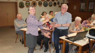 Im Namen der Burkhardsreuther Landvolkgruppe dankte Edith Uschold beim Maifest Günter Klein für das Digitalisieren einer großen Sammlung an Fotografien von Vereinsaktivitäten der letzten zwei Jahrzehnte. (Bild: Bernhard Piegsa)