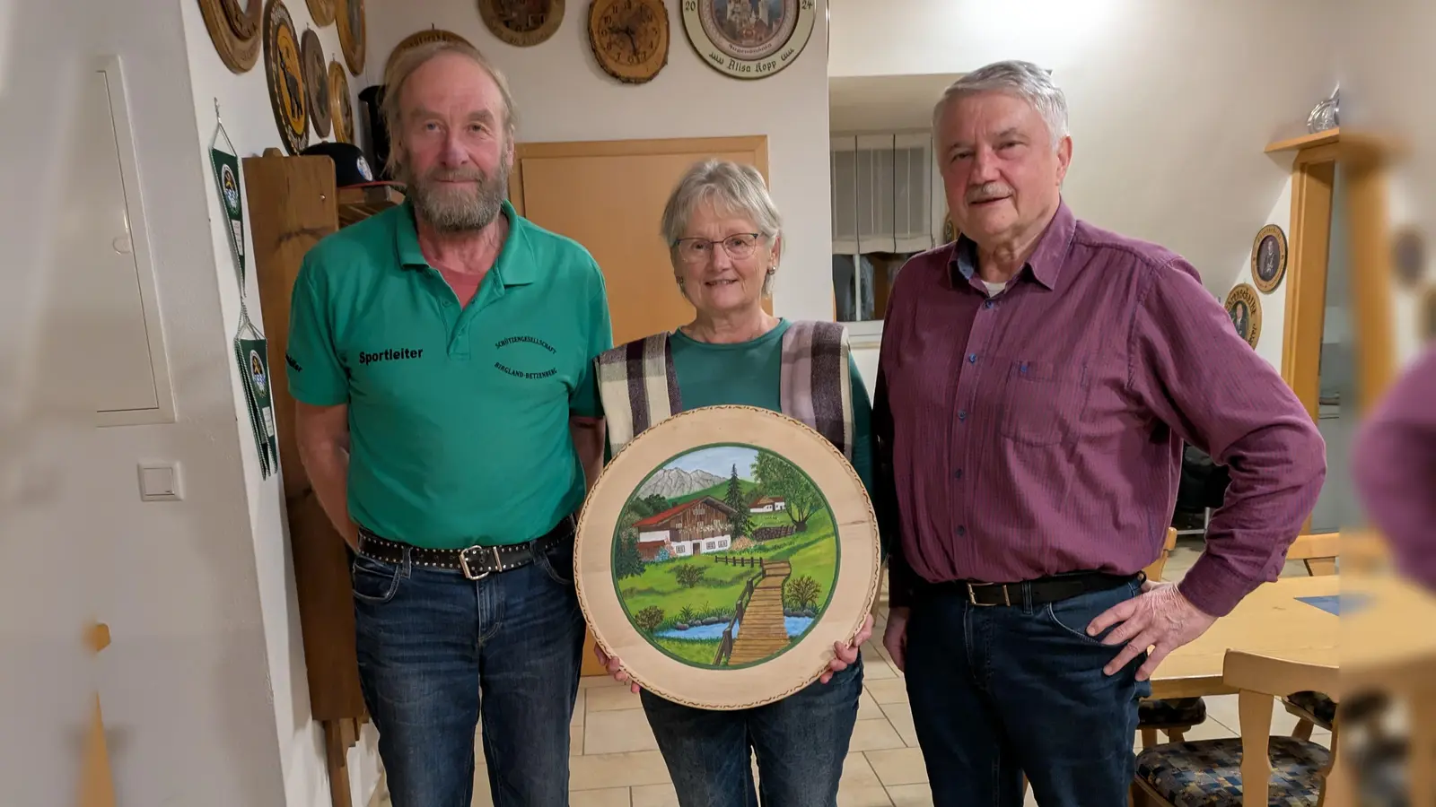 von links: 1. Sportleiter Ernst Kölbel, Gewinnerin Hildegard Schötz , Spender und Jubilar Georg Gnahn.<br> (Bild: Hans Sieß)