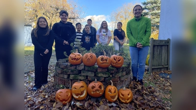 Die Schüler der OGS mit ihren Kürbissen (Bild: Corinna Heinze)