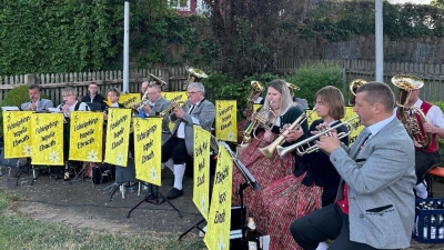 Unter Leitung von Johannes Prechtl (re.) spielte die Fichtelgebirgskapelle Ebnath zum Konzert im Pfarrgarten auf. (Bild: Josef Söllner)