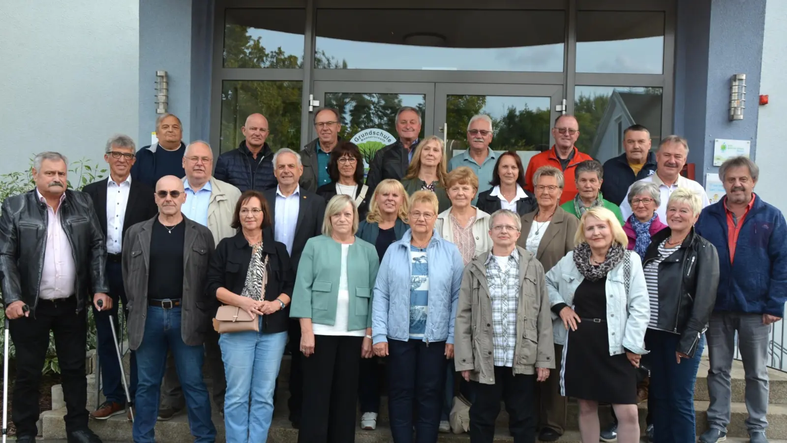 Der Schülerjahrgang 1059/60 feierte in Konnersreuth mit einem Klassentreffen gemeinsam den 65. Geburtstag. Der Großteil der ehemaligen Schüler war gekommen und stellte sich vor der ehemaligen Hauptschule zum Erinnerungsbild.  (Bild: Kornelia Rosner)
