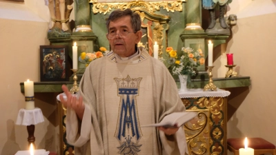  Jede Woche am Donnerstag um 18 Uhr hält Pfarrer Max Früchtl in der St. Nikolauskirche, dem Kleinod im Markt Floß, Kreuzwegandacht und anschließend heilige Messe als Dankgottesdienst. (Bild: Fred Lehner)