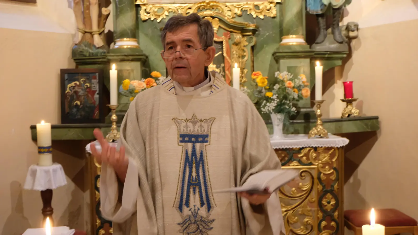  Jede Woche am Donnerstag um 18 Uhr hält Pfarrer Max Früchtl in der St. Nikolauskirche, dem Kleinod im Markt Floß, Kreuzwegandacht und anschließend heilige Messe als Dankgottesdienst. (Bild: Fred Lehner)