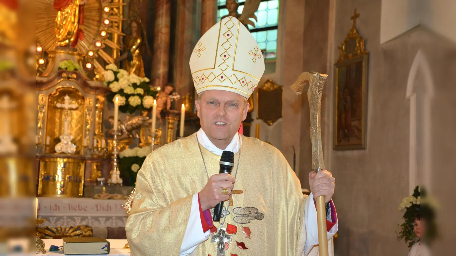 Morgen Samstag ist Augsburgs Weihbischof Florian Wörner zu Gast in der Pfarrei St. Laurentius Konnersreuth. Zum Festgottesdienst am Samstagabend um 19 Uhr sind alle Gläubigen herzlich eingeladen. Letztmals weilte Wörner Ende April 2023 in Konnersreuth. (Bild: Josef Rosner)