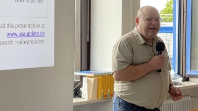 Ermöglicht wurde der Besuch von Dr. Markus Hünemörder , der seinen Vortrag sowohl vor Schülerinnen und Schülern der Oberstufe als auch im Rahmen einer Abendveranstaltung vor einer interessierten Öffentlichkeit hielt, durch die großzügige finanzielle Unterstützung durch den Verein der Freunde und Förderer des Johann-Andreas-Schmeller-Gymnasiums. (Bild: Isabelle Schmutzer)