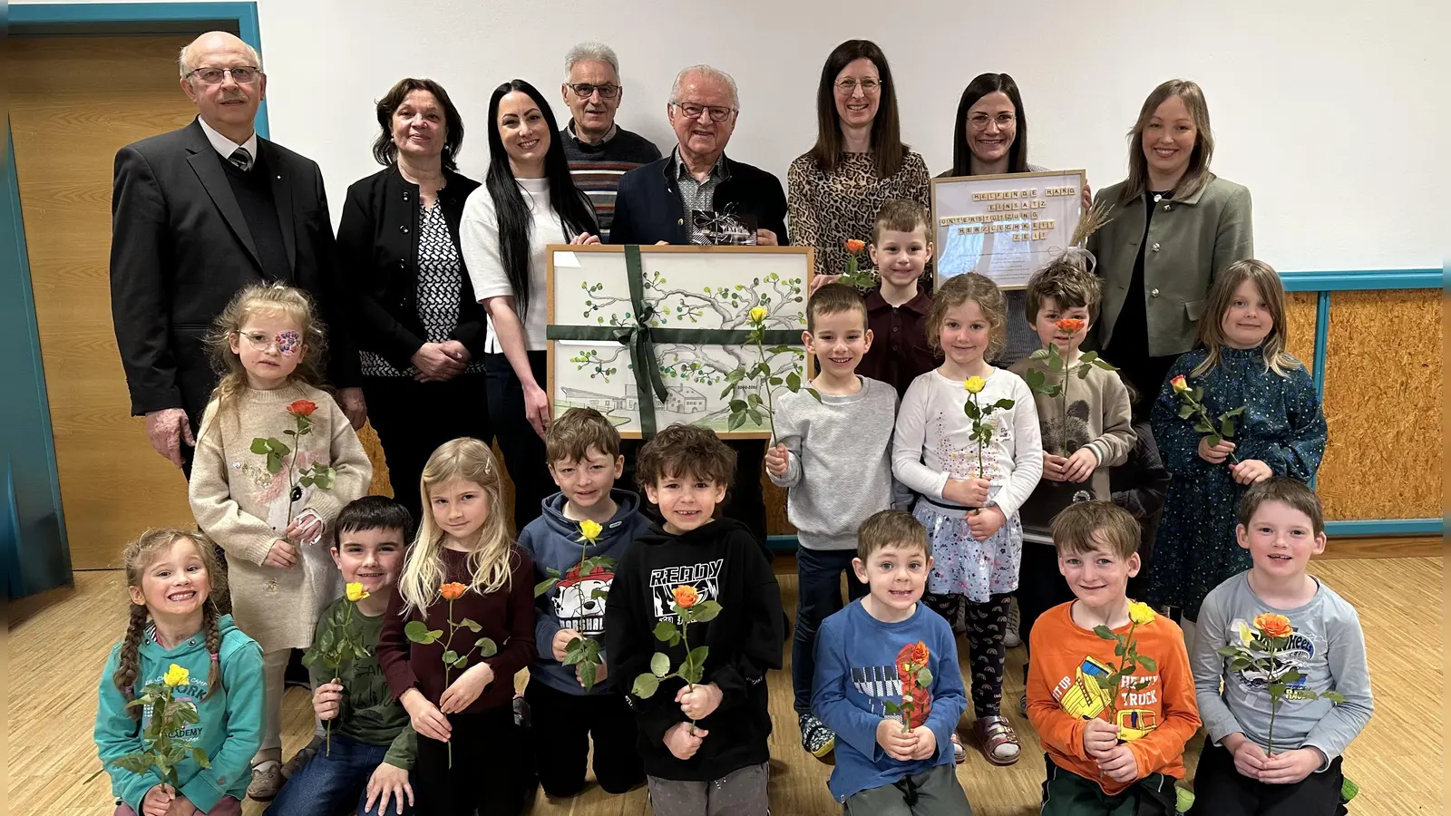 Emotionale Verabschiedung von Josef Saller im Haus für Kinder Hl. Familie Teunz (von links: Pfarrer Herbert Rösl, ehemalige Leitung Hildegard Kühner, Kita-Leitung Sabine Meindl, Hausmeister Rudolf Kleber, Kirchenpfleger Josef Saller, Elternbeiräte: Elisabeth Birner, Andrea Stigler, Simone Kraus und die Vorschulkinder vom Haus für Kinder Hl. Familie in Teunz) (Bild: Kristina Baumer)
