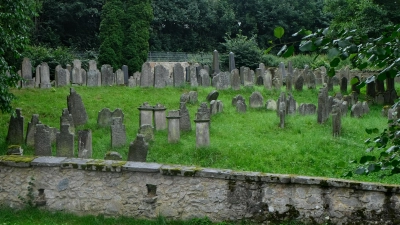 Durch eine Dokumentarfotografie wurden die Grabsteine des seit dem Ende des 17. Jahrhundert bestehenden jüdischen Friedhofes erfasst.  (Bild: Fred Lehner)