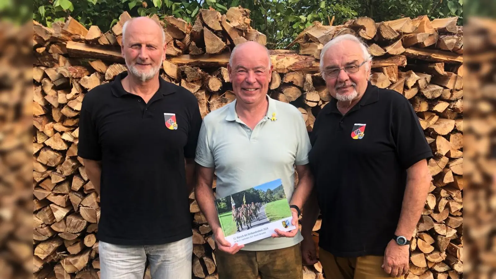 von links: Vorsitzender Reservistenkameradschaft-Amberg Andreas Schulz, Roland Strehl, Ehrenvorsitzender Werner Koller (Bild: Andreas Schulz)