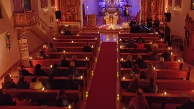 Im stimmungsvoll beleuchteten Gotteshaus feierten die Gläubigen mit den Missionarinnen und Missionaren den Beginn der Pfarrmission (Bild: Lucia Feneis)