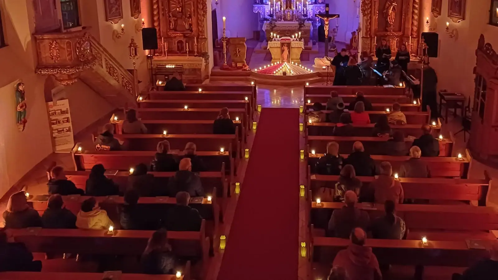 Im stimmungsvoll beleuchteten Gotteshaus feierten die Gläubigen mit den Missionarinnen und Missionaren den Beginn der Pfarrmission (Bild: Lucia Feneis)