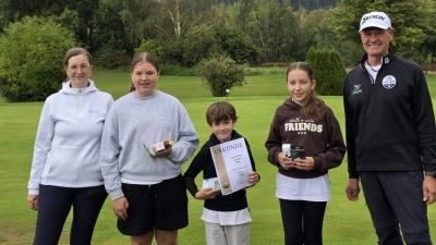Matteo (mitte), Alena und Mathilda (zweite v.l. und zweite von rechts) wurden bei den Jugendclubmeisterschaften des Golfclub Stiftland ausgezeichnet. Matteo sicherte sich mit 41 Brutto-Schlägen über neun Loch den Titel des Jugendclubmeisters. Jugendwartin Monika Arbter-Hubrich (links) und Club-Manager Andreas Graf (rechts) gratulierten den Siegern. (Bild: Monika Arbter-Hubrich)