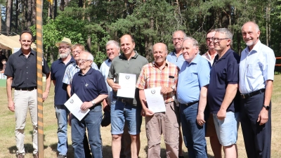 Die Vorsitzenden von RK und SRK, Bgm Hans-Jürgen Strehl und die Geehrten von der Reservisten-Kameradschaft und der Soldaten- und Reservisten-Kameradschaft Edelsfeld (nicht alle anwesend) (Bild: Rudi Gruber )