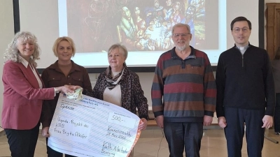 Spendenübergabe Alkofer Brigitta, Neumann Renate, Kien Elisabeth, Pater Benedikt Leitmayr, Diözesanpräses Stephan Rödl (Bild: Renate Neumann)