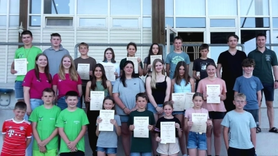 Mit guten Schießergebnissen, konnte die Siegerehrung der Schützen Gaujugend Nabburg im Sportpark in Schwarzenfeld durchgeführt werden.Dazu gratulierten die beiden Gaujugendleiter Andreas Wilhelm und Stefan Gradl .  (Bild: Andreas Wilhelm )