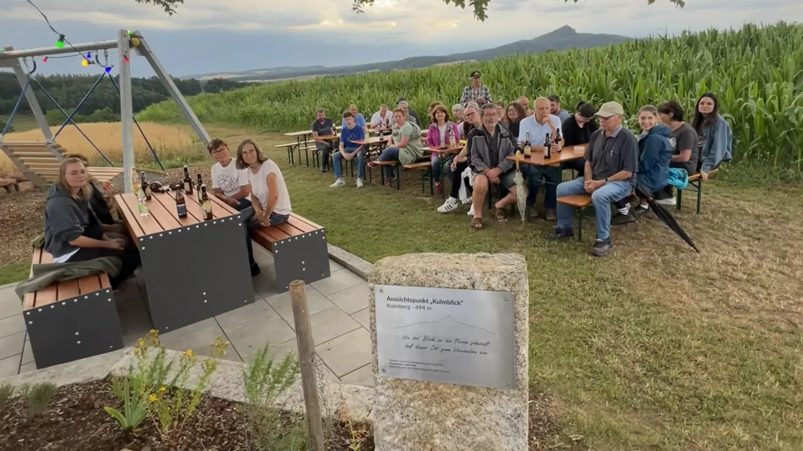 Der neue Aussichtspunkt „Kulmblick” am Kulmberg wurde im Beisein zahlreicher Gäste offiziell eingeweiht. Das Bürgerprojekt entstand in vielen ehrenamtlichen Arbeitsstunden der Dorfgemeinschaft Löschwitz.  (Bild: Theresa Frank)