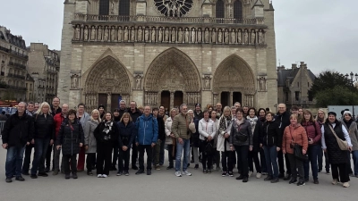 Die Reisegruppe der Volkshochschule vor der Kathedrale Notre Dame. (Bild: Peter Gold)