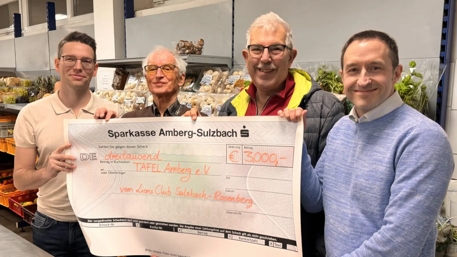 Lions Club Präsident Dr. Raphael Schmid (links) und Past Präsident Dr. Lars Romfeld (rechts) übergaben 3000,- an die Tafel, verteten durch 1. Vorsitzenden Bernhard Saurenbach und 2. Vorsitzenden Jürgen Stauber. (Bild: Elisa Romfeld)