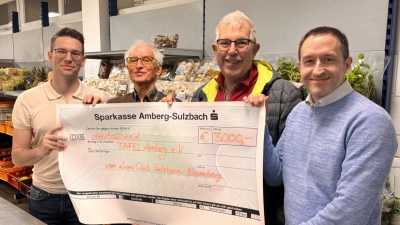 Lions Club Präsident Dr. Raphael Schmid (links) und Past Präsident Dr. Lars Romfeld (rechts) übergaben 3000,- an die Tafel, verteten durch 1. Vorsitzenden Bernhard Saurenbach und 2. Vorsitzenden Jürgen Stauber. (Bild: Elisa Romfeld)