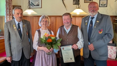 von links: Wolfgang Richthammer, Vorsitzender RK Lintach, Josefa Rehaber, Franz Rehaber, stellvertretender Vorsitzender RK Lintach Xaver Ram. (Bild: Stefan Rehaber)