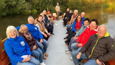 Großen Spaß machte den Hirschauer Wanderfreunden die Plättenfahrt auf der Vils. Daher fasst Vorstand Richard Hack (rechts, 6. von vorne) eine Wiederholung ins Auge – dann mit Verköstigung und Musik. (Bild: Richard Hack)
