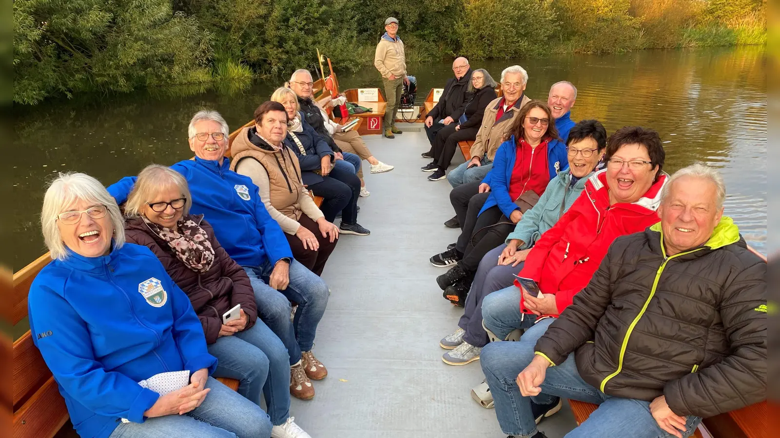Großen Spaß machte den Hirschauer Wanderfreunden die Plättenfahrt auf der Vils. Daher fasst Vorstand Richard Hack (rechts, 6. von vorne) eine Wiederholung ins Auge – dann mit Verköstigung und Musik. (Bild: Richard Hack)
