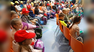 Erstklässler der Marien-Grundschule Tirschenreuth bei der Begrüßung (Bild: Armin Aichinger)