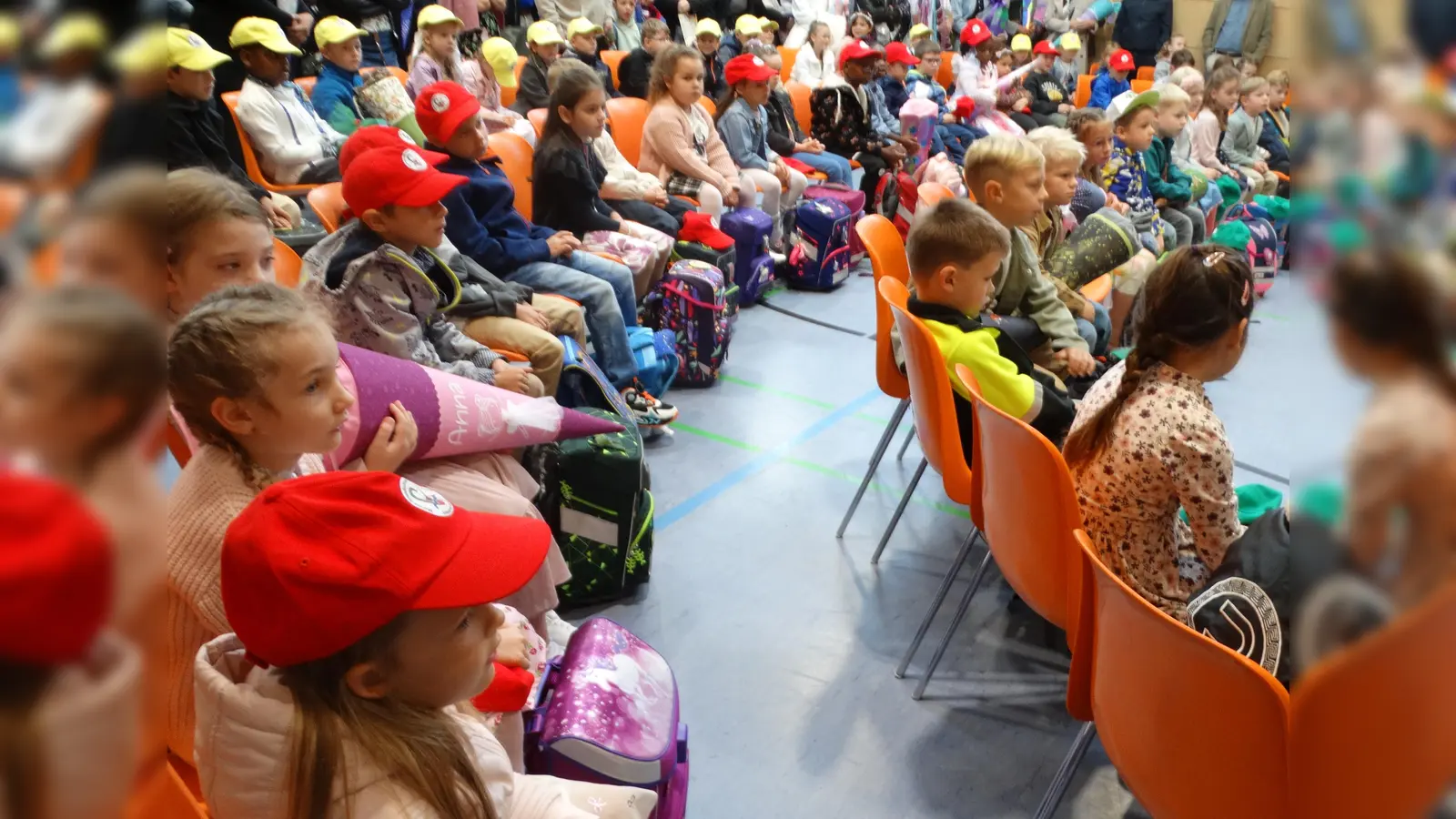 Erstklässler der Marien-Grundschule Tirschenreuth bei der Begrüßung (Bild: Armin Aichinger)