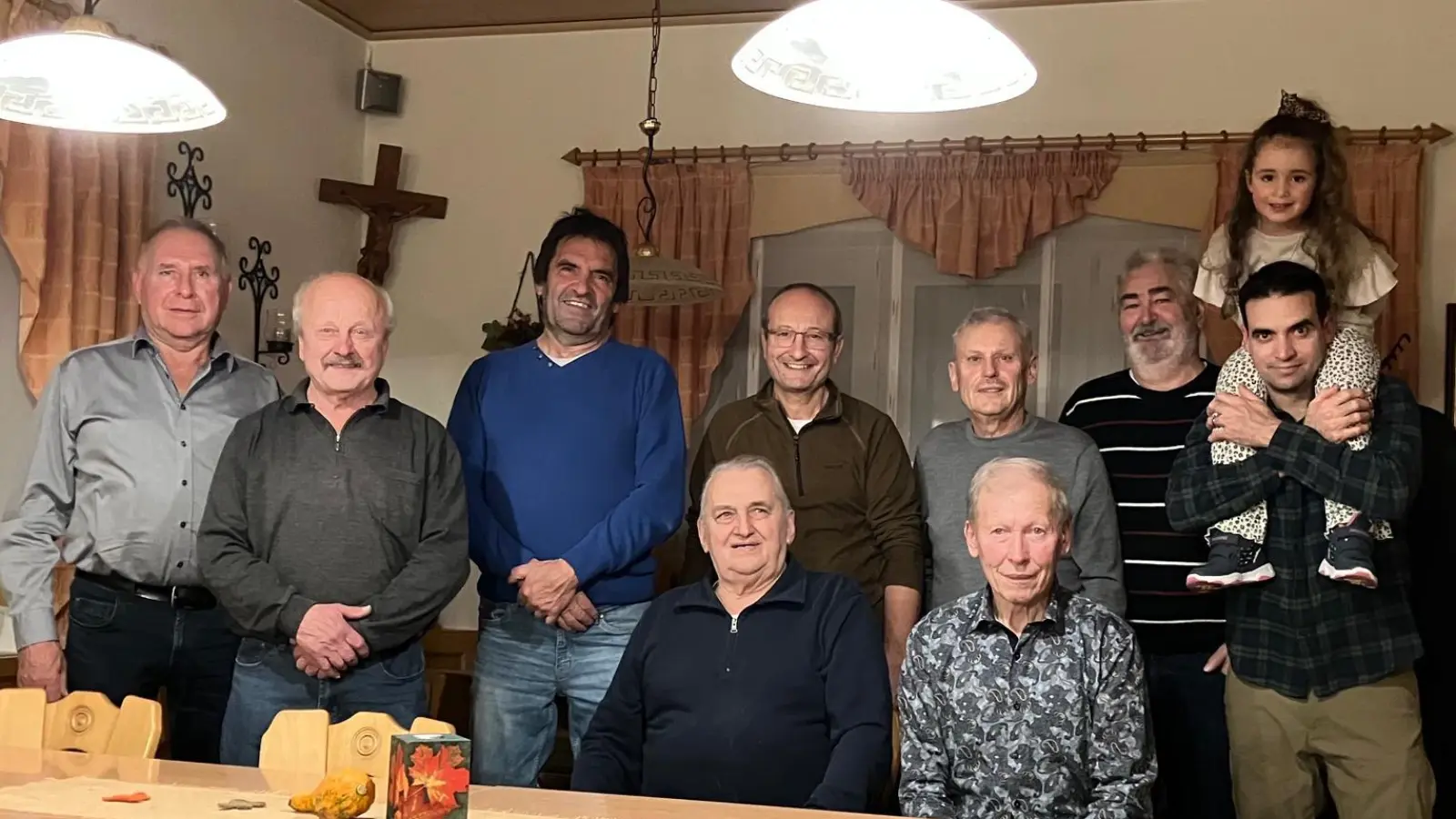 Unser Bild zeigt (stehend von links) Gerhard Brunner, Hans Kreuzer, Bernhard Pocker, Alfred Kreuzer, Norbert Prechtl, Bernhard Schultes, Alberto Cotayo mit Tochter. Vorne sitzend: Erwin Scherm, Richard Prechtl. (Bild: Christine Brunner)