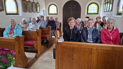 Der Seniorentreff Hirschau reiste an nach Steiningloh zur Maiandacht in die Marienkapelle. (Bild: Renate Daller)