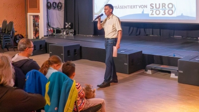 Begrüßung von Zuschauern und Teilnehmern des Kurzfilm-Festivals von Christian Koch (SURO2030) (Bild: Dieter Pirner)