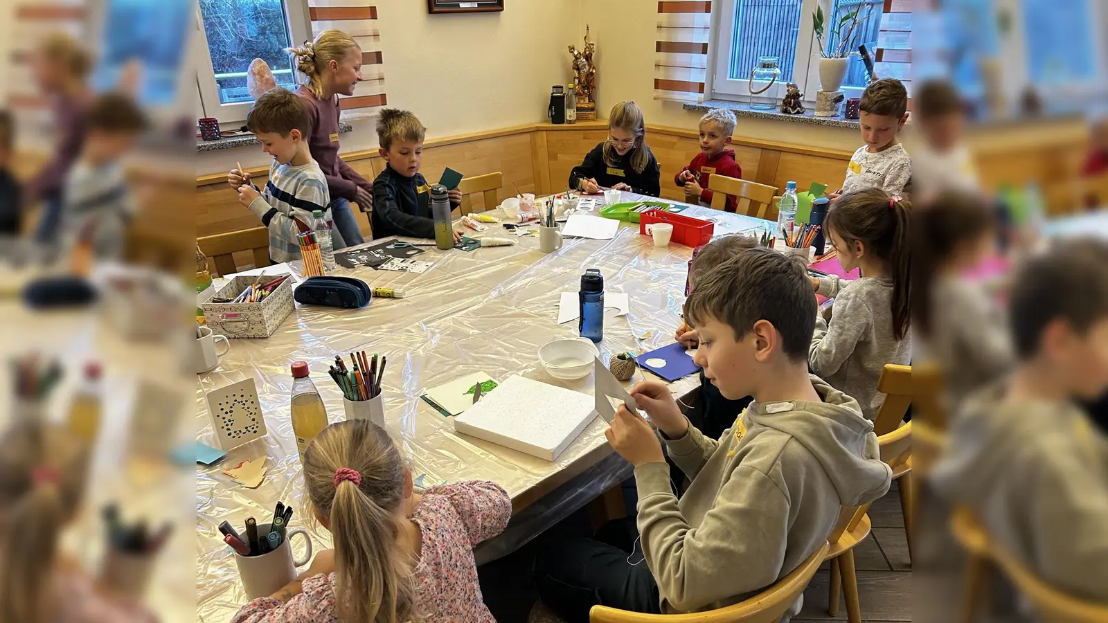 Kinder basteln Weihnachtskarten. (Bild: Lina Benkner)