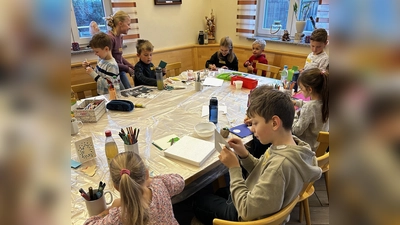 Kinder basteln Weihnachtskarten. (Bild: Lina Benkner)