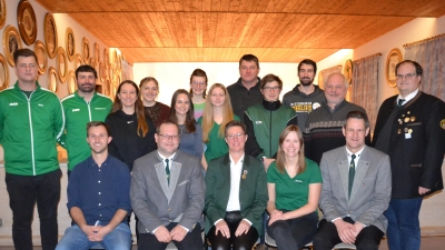 Der Schützenverein „Loisbachtal Heumaden wird die nächsten drei Jahre von diesem Team mit Schützenmeisterin Claudia Kraus (vorne Mitte) und zweiten Schützenmeister Stephan Wittmann (vorne Zweiter von links) geführt. Dazu gratulierten Marktgemeinderat Fritz Steinhilber (Zweiter von rechts) und Gauschützenmeister Stefan Brandmiller.  (Bild: Peter Garreiss)