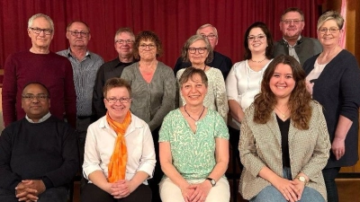 Die Kolpingsfamilie Vilseck wählt für drei Jahre ein neues Gremium. Präses bleibt weiterhin Stadtpfarrer Hrudaya Madanu (vorne links). Daneben die Mitglieder des Leitungsteams: Sieglinde Winkelmaier, Hildegard Seegerer-Thiel und Bettina Götz.  (Bild: Rosi Hasenstab )