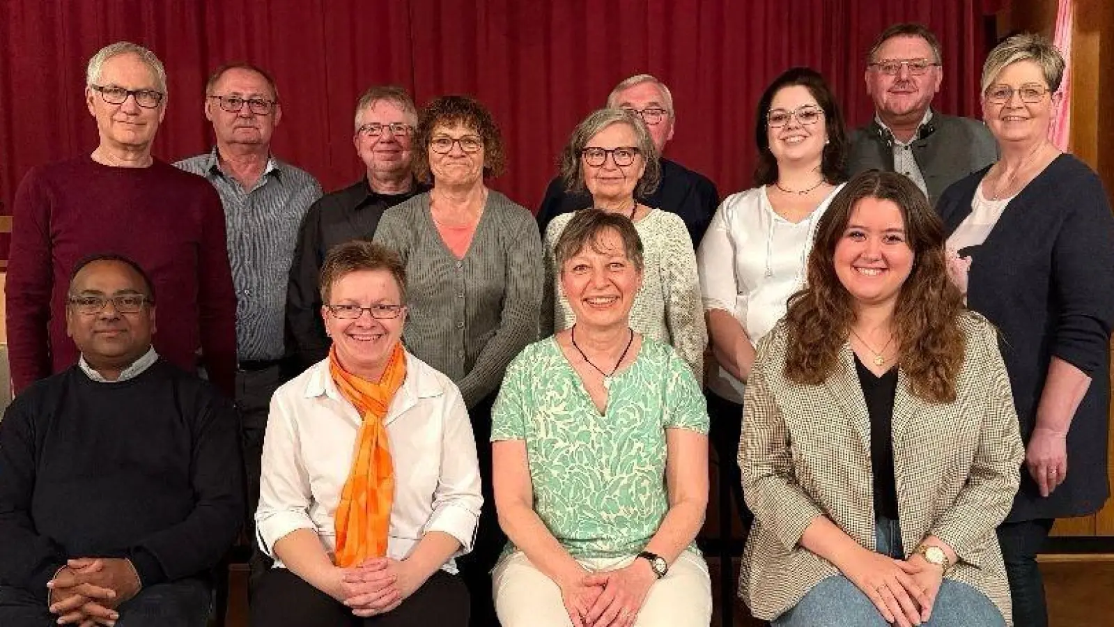 Die Kolpingsfamilie Vilseck wählt für drei Jahre ein neues Gremium. Präses bleibt weiterhin Stadtpfarrer Hrudaya Madanu (vorne links). Daneben die Mitglieder des Leitungsteams: Sieglinde Winkelmaier, Hildegard Seegerer-Thiel und Bettina Götz.  (Bild: Rosi Hasenstab )