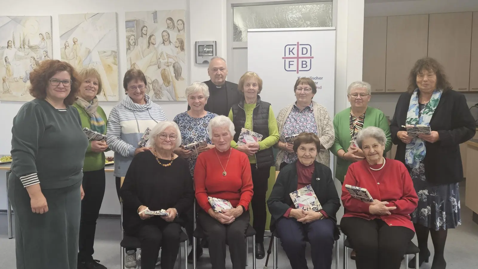 Ehrungen des Frauenbunds Tirschenreuth, links Barbara Schmid, Mitte Stadtpfarrer Flierl (Bild: Barbara Schmid)
