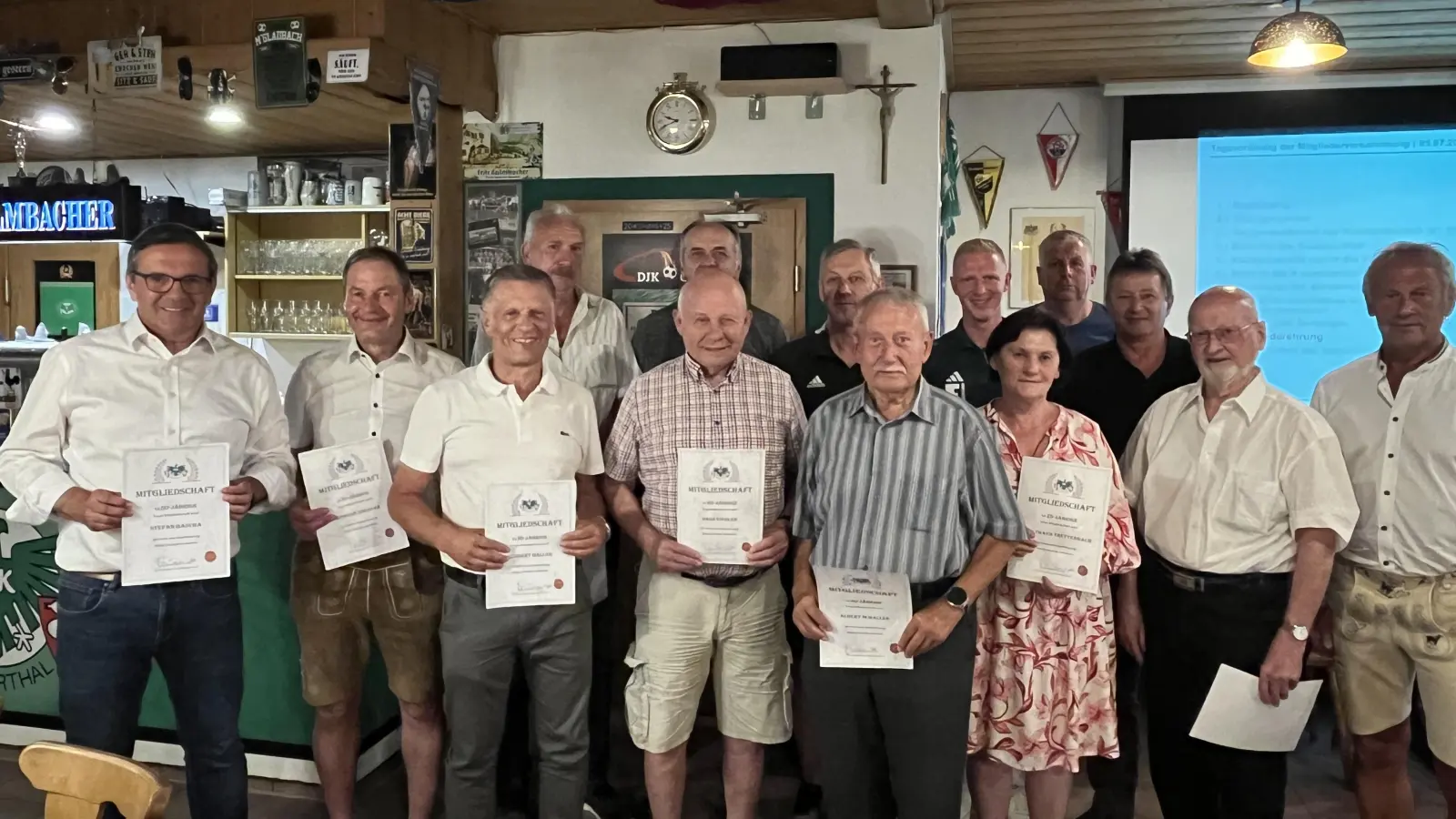 Foto mit den geehrten Vereinjubilaren (Bild: Stefan Badura)