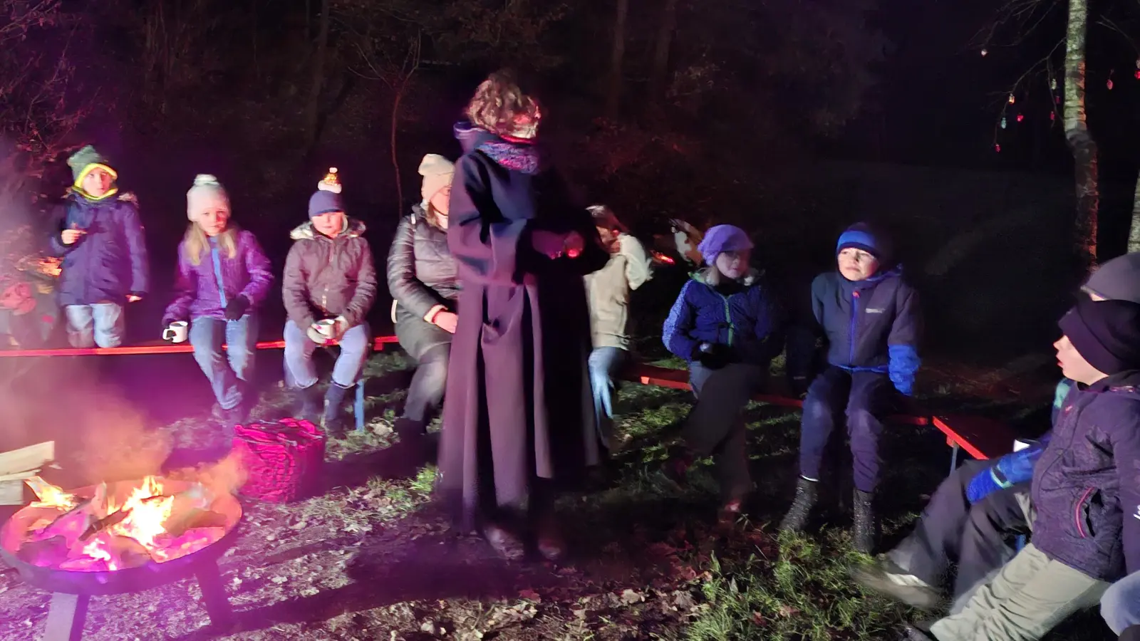 Märchenerzählerin Tanja Weiß bei der Adventsfeier des SV Etsdorf. (Bild: Sandra Preitschaft)