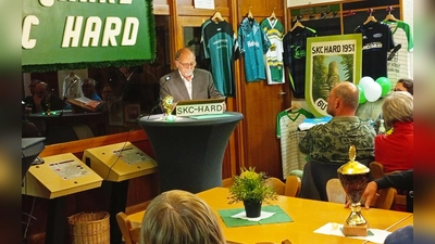 Vorsitzender Hans Malzer erinnerte ausführlich an die Vereinsgeschichte des SKC Hard anlässlich des 75-jährigen Bestehens.  (Bild: Oswald Zintl)