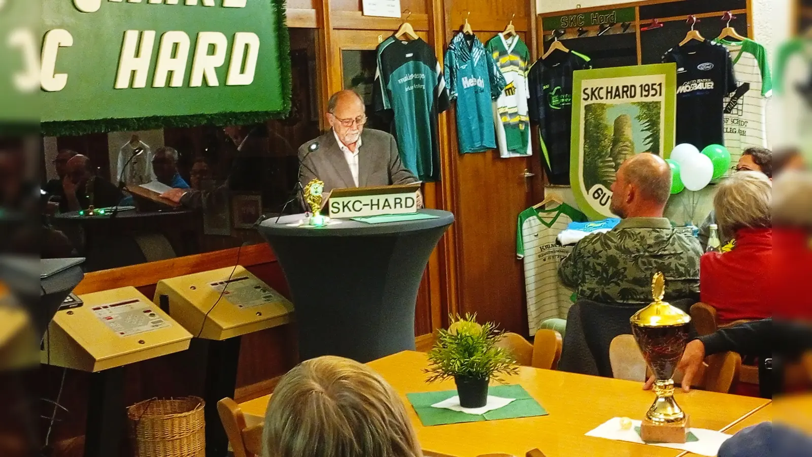 Vorsitzender Hans Malzer erinnerte ausführlich an die Vereinsgeschichte des SKC Hard anlässlich des 75-jährigen Bestehens.  (Bild: Oswald Zintl)